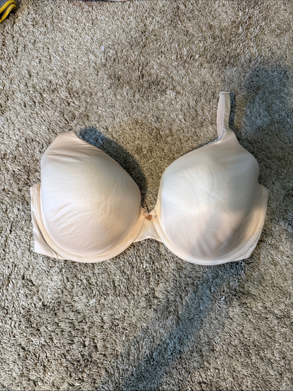 Victoria's Secret Cream T-Shirt Bra — Smooth Molded Cups
